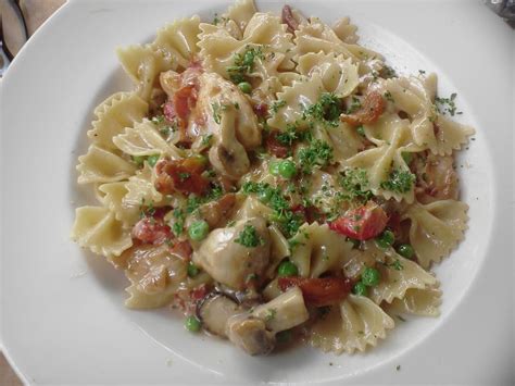 1 cup grape tomatoes, halved. Lunch size farfalle with chicken and roasted garlic. - Yelp