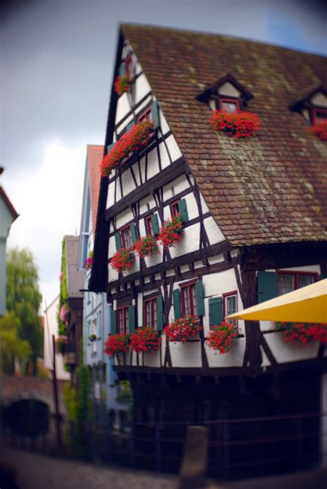 The schiefes haus is located right in the center of ulm, amidst the beautiful buildings of the historic guild quarter and the fishermen's quarter, only a few steps from the banks of the mighty river danube with its lovely walks, the city (shopping) center and the world famous ulmer münster. Das schiefe Haus in Ulm | Der Amateur Photograph