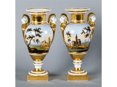 Paris Paire De Vases Balustres à Anses En Porcelaine Polychrome Et