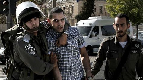 الشرطة الإسرائيلية تشتبك مع فلسطينيين بالمسجد الأقصى Bbc News عربي