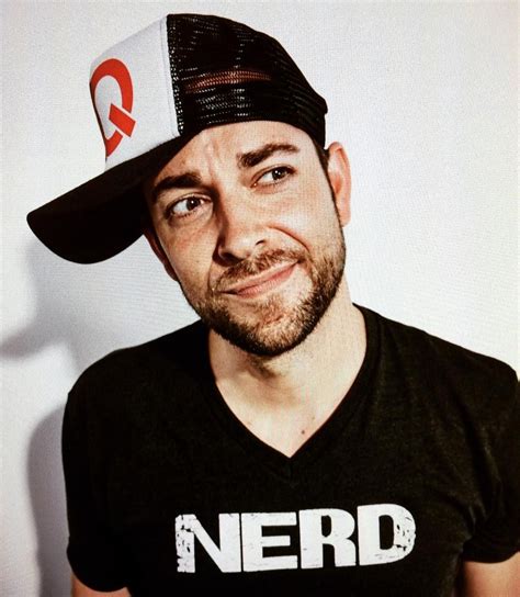 Zachary Levi Nerd Hq Thenerdmachine En Instagram Zachary Levi Zachary Quinto Colton