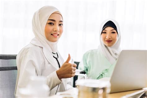 Premium Photo Muslim Asian Woman Doctor Service Help Support
