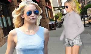 Kate Hudson Flashes Abs In Crop Top During Nyc Stroll Daily Mail Online