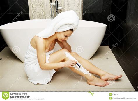 Woman Shaving Her Leg Stock Image Image Of Hygienic