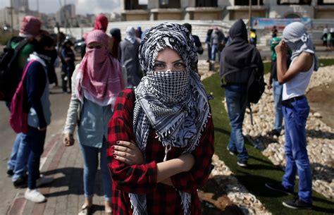 Una Mujer Palestina Posa Ante La C Mara Con Un Internacional El