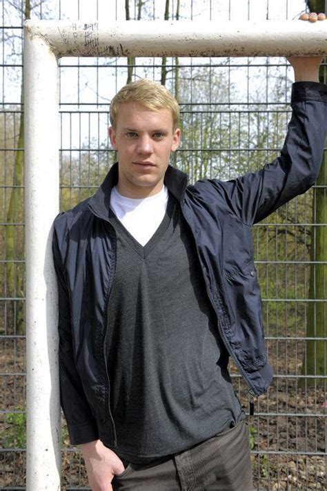 27.03.1986) is a german goalkeeper who became part of the fc bayern squad in 2011. Manuel in seiner Heimatstadt Gelsenkirchen | Neue wege ...