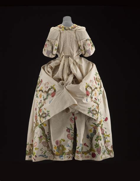 History Of Fashion Ab 1745 Womans Dress Said The Essence Of
