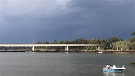 Man Jumps Off Bridge And Swims Across Fitzroy River Morning Bulletin