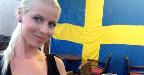 Lynna Nilsson Con La Bandera De Suecia Bellas Hinchas