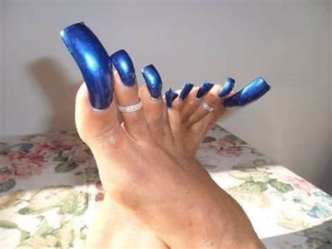 Los investigadores querían ver si 56 enfermeras con uñas postizas, que tienden a ser más largas que las. Uñas largas de los pies muy maquilladas: Fotos de la ...