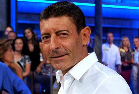 Con alessia piovan, nel 2009, affianca paolo bonolis e luca laurenti nella conduzione della prima serata del festival di sanremo. Luca Laurenti, che titolo di studio ha la spalla di Paolo ...