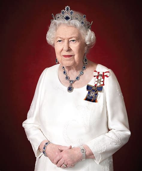 Queen Elizabeths Stunning New Official Portrait
