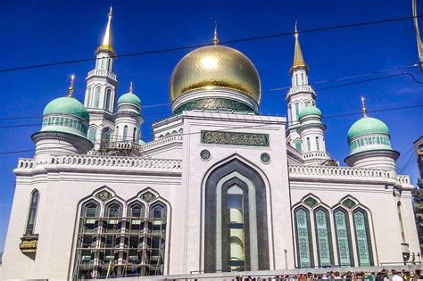 Putin Helps Open Moscow Cathedral Mosque