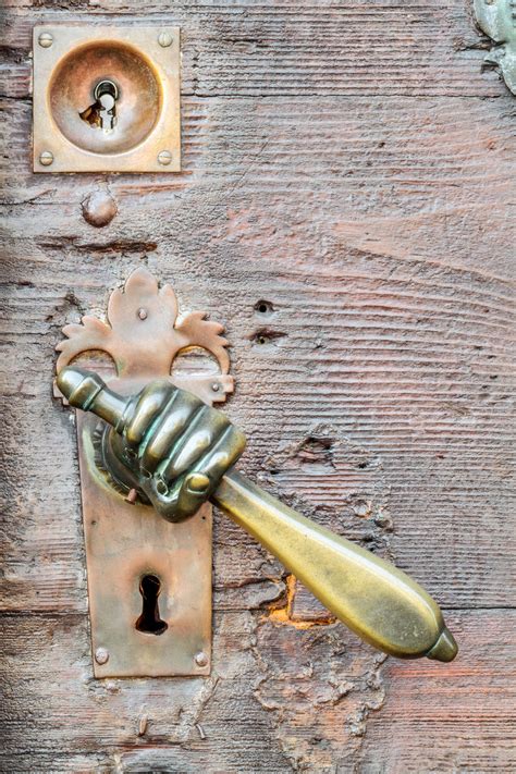 古董门上的复古手形门把手背景素材 高清图片 摄影照片 寻图免费打包下载