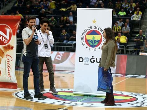 Afyon belediyespor ile bahçeşehir koleji arasında oynanan tahincioğlu basketbol süper ligi'nin 16. Fenerbahçe maçında sürpriz evlilik teklifi - Galeri ...