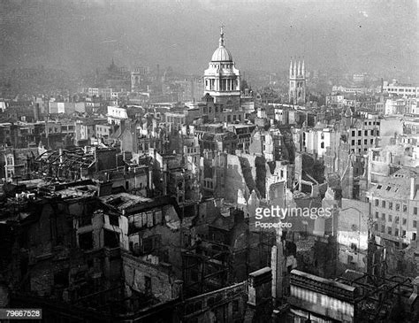 St Pauls Cathedral In Wwii Fotografías E Imágenes De Stock Getty Images