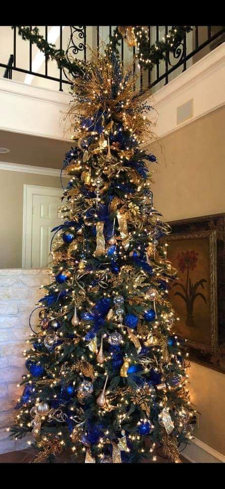 30 Golden Christmas Tree Ideas That Expresses Opulence And Elegance
