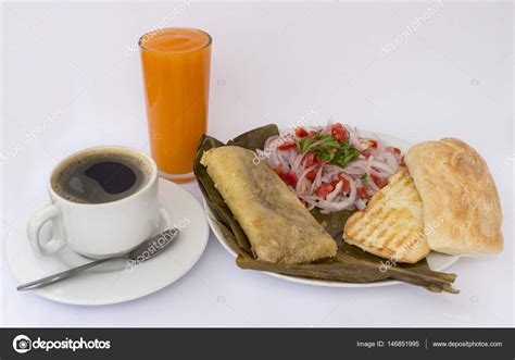 페루 아침 Tamal 닭고기와 함께 혼합 하 고 옥수수 잎에 싸여 옥수수 요리 라고 합니다 Criolla 샐러드 양파