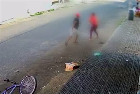 Mulher é Esfaqueada No Meio Da Rua No Interior Do Ceará Câmeras De Segurança Registraram O Crime