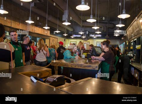 The First Starbucks Coffee Shop Hi Res Stock Photography And Images Alamy
