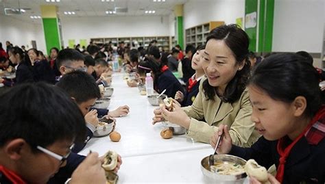 西安市2439所中小学食堂落实校领导陪餐制，试点家长陪餐手机新浪网