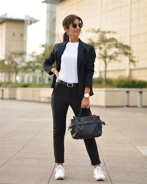 Best Business Casual Jeans Outfits For Women — No Time For Style