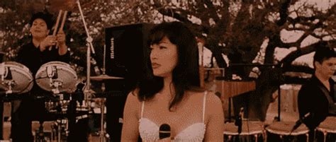 Jennifer lopez y otras famosas que han interpretado a selena quintanilla. Selena The Movie GIFs - Find & Share on GIPHY