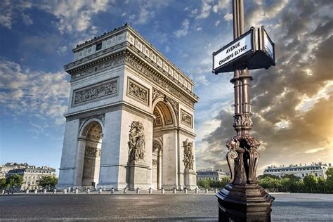 Nearly 2 kilometres in length, this historic thoroughfare runs from place de la concorde to the majestic arc de triomphe. Paris coté Stars, quartier des Champs-Elysées - Site ...