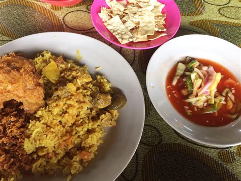 Tak hairan la, kalau malaysia dikatakan mempunyai makanan yang pelbagai, kerana. Nasi Briyani Sedap bersama Ayam Goreng Panas-pana!