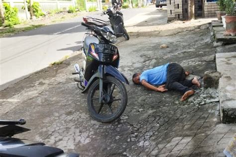 Diduga Mabuk Pria Ini Tergeletak Di Pinggir Jalan Kembang Sari Media