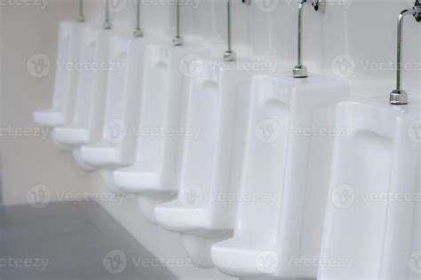 Mictórios Brancos No Banheiro Público Dos Homens Urinóis Cerâmicos Seguidos No Banheiro