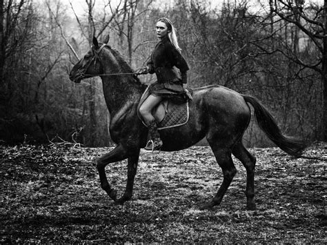Эллисон Ланкастер скачет на лошади под дождем Фотограф Адриан Нина