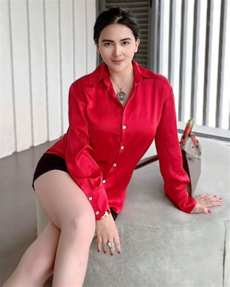 dianna dee pose manja dengan kemeja merah netizen oh dewiku okezone lifestyle