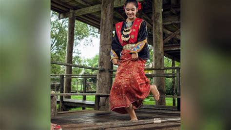 Beautiful Melanau Ladies In Traditional Dress From Sarawak Youtube
