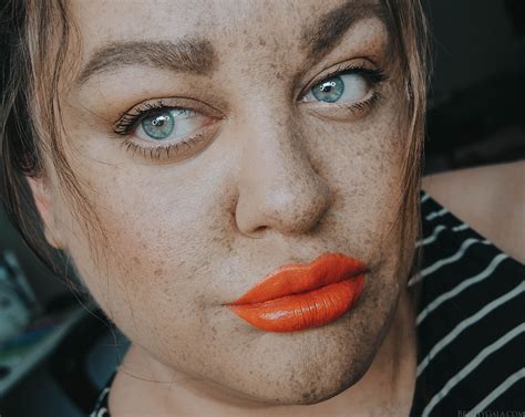 Get Faux Freckles Using Loreal Paris Root Cover Up