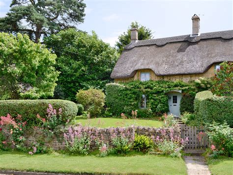 Enjoy This Charming Thatched 18th Century Holiday Cottage With