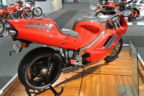 The oval piston was developed by honda and first appeared on the nr500 in 1979. HONDA NR750 RC40 - Oval Pistons Poetry - DriveMag Riders