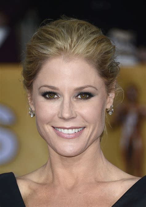 Julie Bowen The Best Bags Baubles And Heels To Walk The Sag Awards