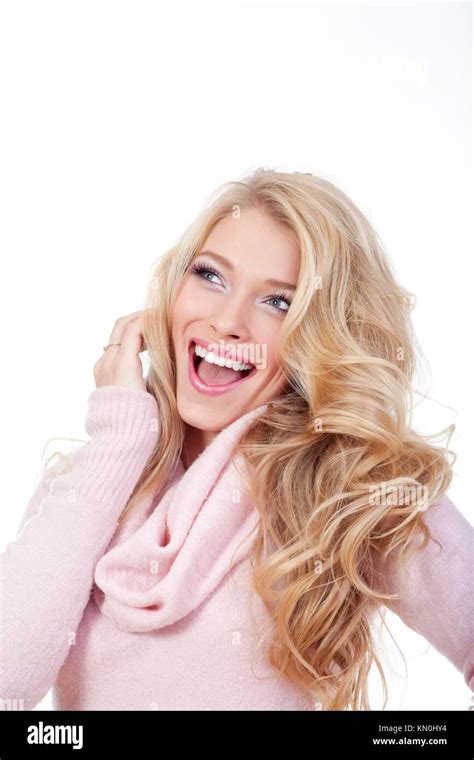Schöne Junge Blonde Frau Stehend Lachen Isoliert Auf Weiss Stockfotografie Alamy