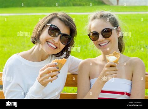 Vacaciones Con La Familia Feliz Madre Joven Y Hermosa Hija De Un Adolescente En Un Parque De La