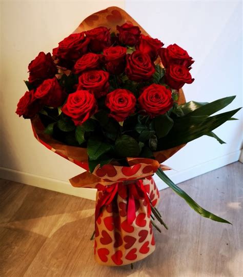Festa della mamma gentili clienti attualmente la regione campania è in zona gialla,sono garantite solo ed esclusivamente le consegne nelle zone del comune di napoli,per le consegne nei comuni limitrofi a napoli,si prega di contattarci. rose rosse gambo lungo | Fiori di.. - Fiorista e Fioraio ...