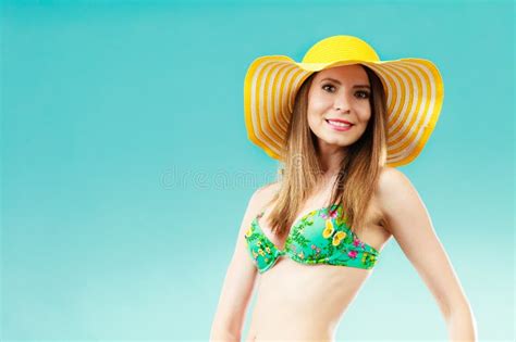 Mujer En Sombrero Amarillo Grande Del Verano Imagen De Archivo Imagen De Primer Modelo