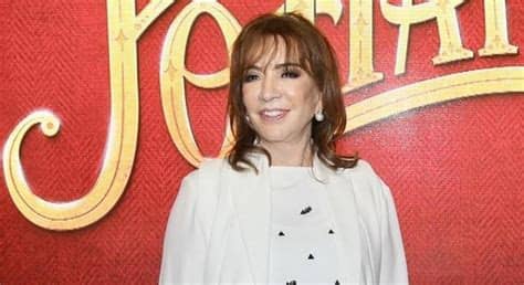 Preocupada com os ataques que thaís melchior sofreu nas redes sociais, íris abravanel está e suplica para que os telespectadores se acalmem, entendam e se acostumem com a nova tia luísa. "Eu sofro preconceito! Eu preciso trabalhar!", diz Íris ...