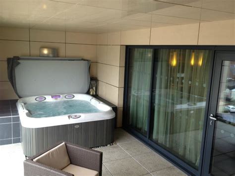 In other words, it has been designed to be used frequently and in good company. Jacuzzi hot tub - Picture of Casa Hotel, Chesterfield ...