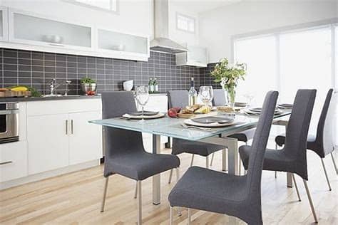 10.51 cocina pequeña de color blanco con barra moderna. Pinta los azulejos de tu cocina