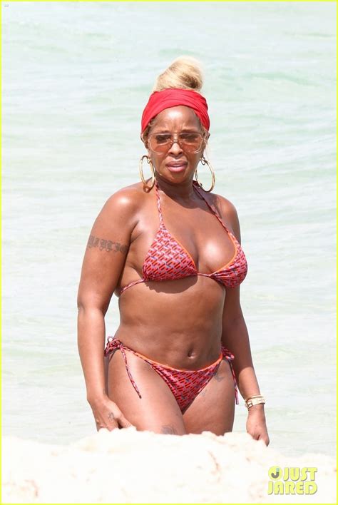 Mary J Blige Relaxes At The Beach In Miami Ahead Of Jazz In The