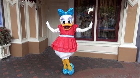 We Meet Daisy Duck In Her New Disneyland 60th Anniversary Outfit At