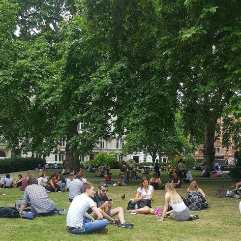 تعرف درجة الحرارة بأنها مؤشر على كمية الطاقة الحرارية التي يخزنها أي جسم، كما أنها تعتبر مؤشراً على مدى حركة الذرات والجزيئات داخل الجسم، وبالتالي القدرة على تحديد الحالة الداخلية له، ودرجة الحرارة عبارة عن مقياس لمدى برودة أو سخونة أي جسم، كما أنها تحدد اتجاه انتقال. وصلت درجة الحرارة في لندن إلى 34 درجة مئوية هذا الأسبوع ...