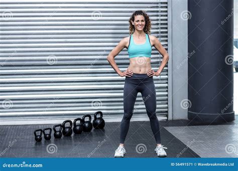 mujer muscular derecha con las manos en caderas imagen de archivo imagen de resuelto esmero