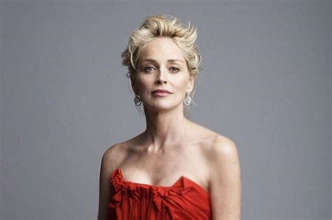 She is the recipient of a primetime emmy award and a golden globe award. Sharon Stone presentará la ceremonia de los Premios ...